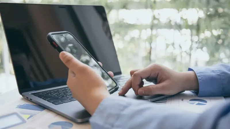 Hình ảnh một người đang suy nghĩ, cân nhắc trước khi gửi tin nhắn chúc Tết, minh họa sự cẩn thận.